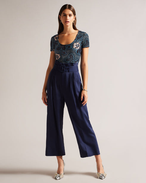 OZLOS-Tops-OZLOS is the perfect way to mix and match your favourite separates. With its short sleeves, scoop neck and graphic floral print, this top offers versatility without sacrificing style Fitted top Scoop neck Short sleeved Graphic floral print Textured fabric Amy is 5'9.5" / 1.77m and wears Navy in a Ted size 1- Ted Baker Romania